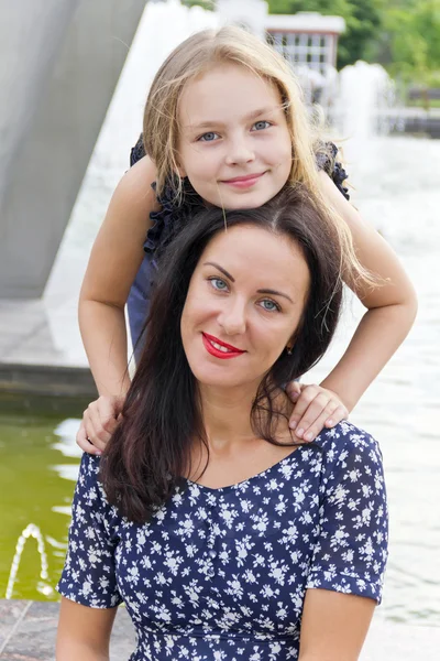 Spela mor och dotter — Stockfoto