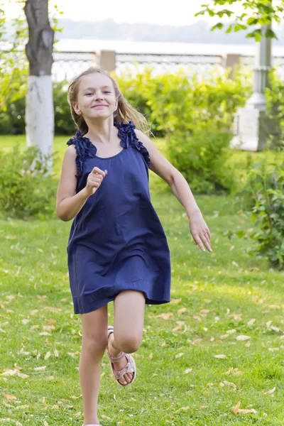 Kaukasische Mädchen laufen im Sommer — Stockfoto