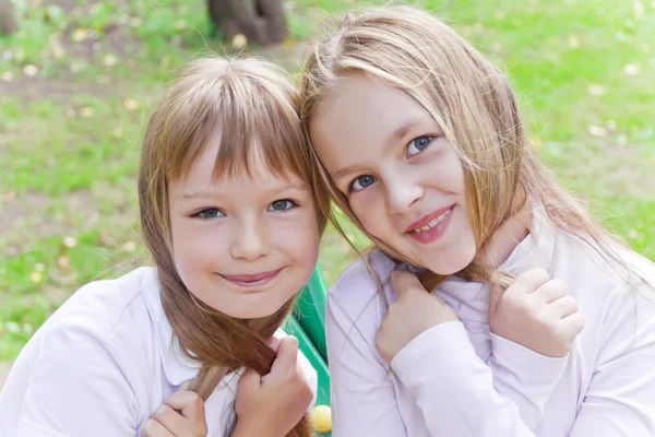 Niedlich zwei spielende Mädchen — Stockfoto