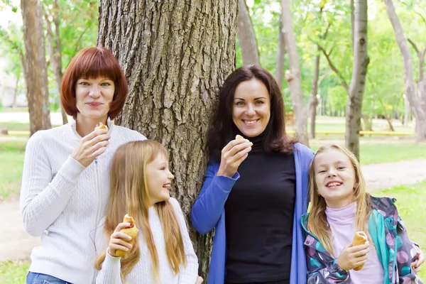 La gente ríe está comiendo en verano — Foto de Stock