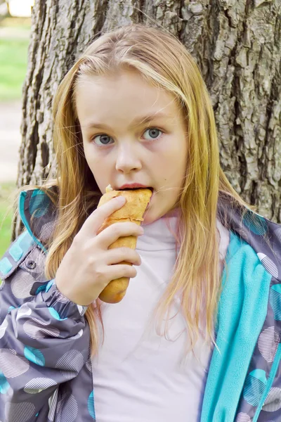 Comer bonito menina — Fotografia de Stock