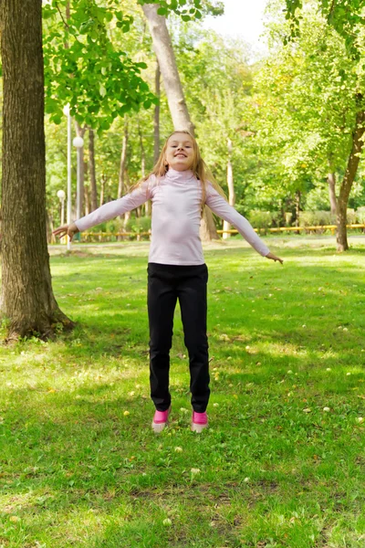 Jumping girl in summer — Stock Photo, Image