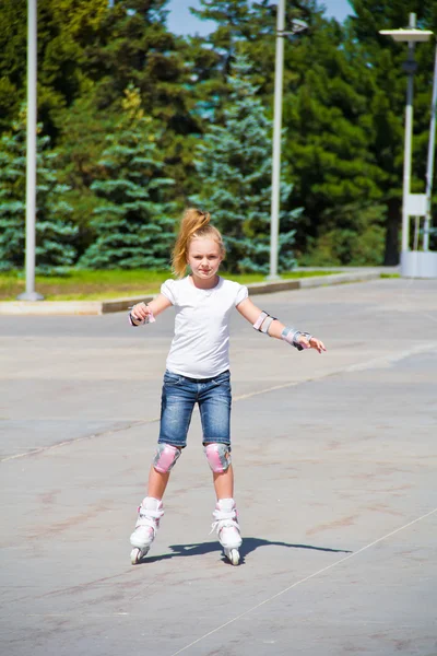 Aprendiendo chica en patines —  Fotos de Stock