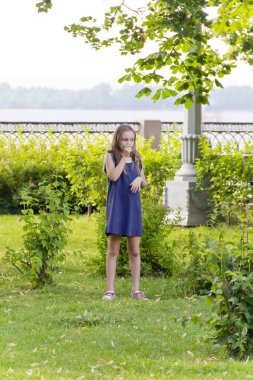 Sarışın saçlı beyaz şirin kız