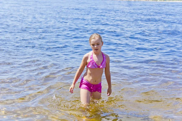 Sevimli kız pembe mayo