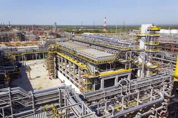 Raffinaderij complexe bij zomer daglicht — Stockfoto