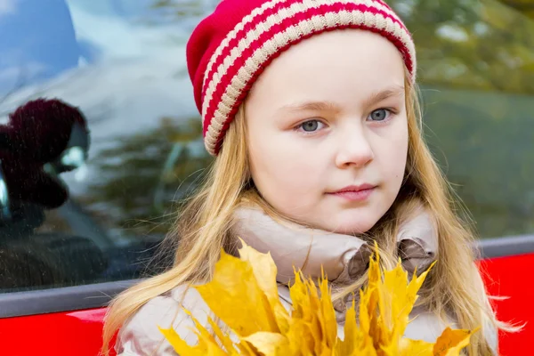 Carino ragazza in cappello rosso — Foto Stock