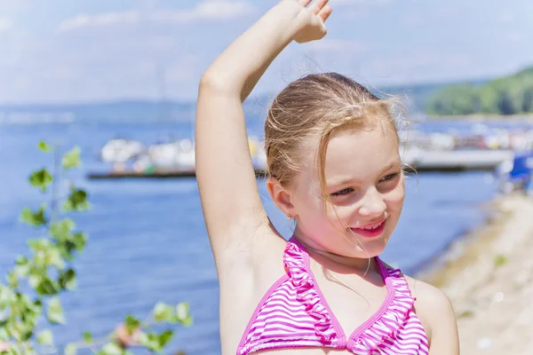 Carino ragazza in costume da bagno rosa Foto Stock Royalty Free