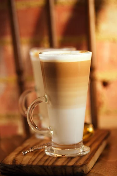 Latte kaffe i höga glas — Stockfoto