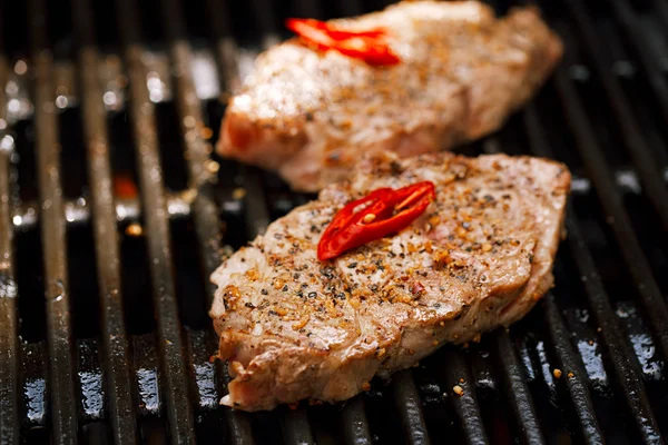 Filete de cerdo en parrilla de barbacoa con llama — Foto de Stock