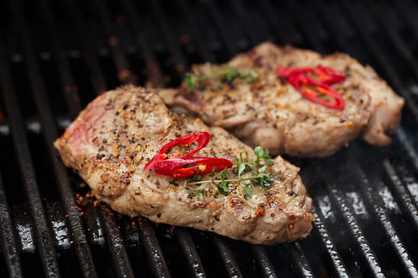 Bife de porco na churrasqueira grill sem chama — Fotografia de Stock