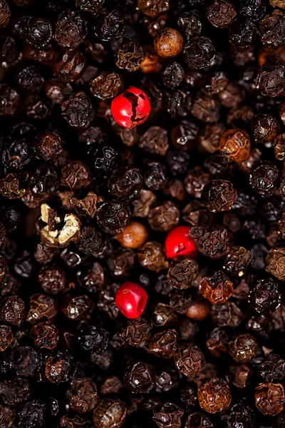 Pimienta entera y molida y granos de pimienta roja — Foto de Stock