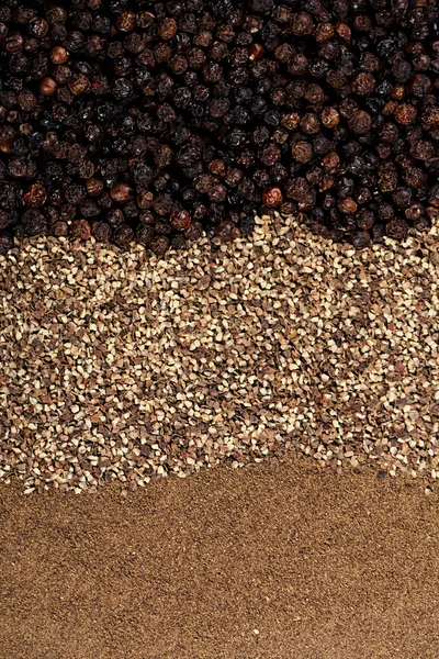 Whole and ground black peppercorns — Stock Photo, Image