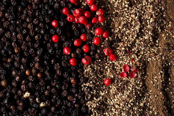 Poivre entier et moulu et grains de poivre rouge — Photo