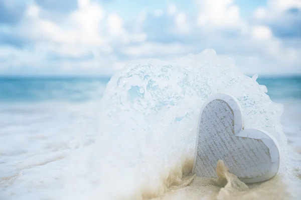 Dalgalar deniz ahşap kalbinde — Stok fotoğraf