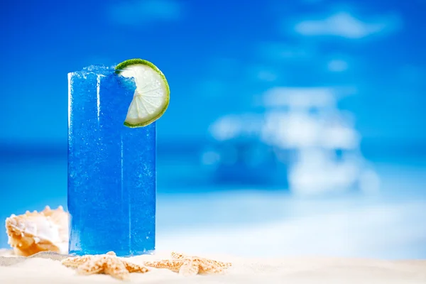 Cocktail på stranden med seascape — Stockfoto