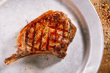 sığır eti biftek vintage metal plaka üzerinde