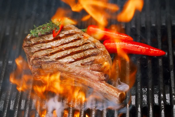Steak de bœuf sur barbecue — Photo