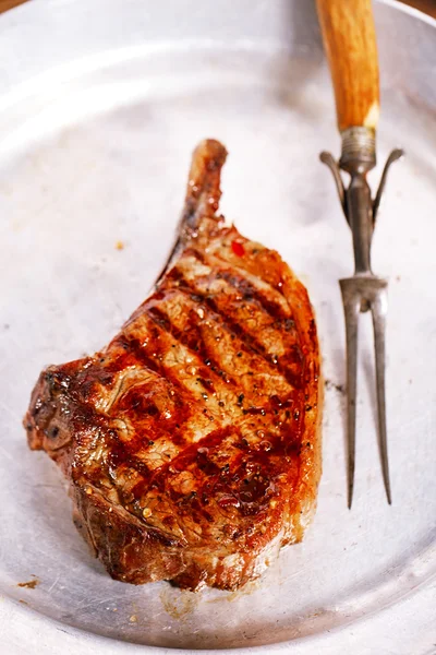 Sığır eti biftek vintage metal plaka üzerinde — Stok fotoğraf