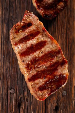 dana biftek ahşap tahta üzerinde