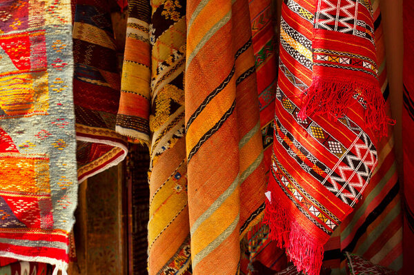 Марокканские ковры в уличном магазине базара