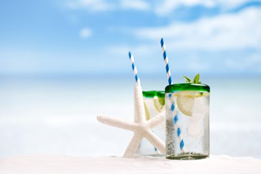 Mojito buz, ROM, limon ve nane bir cam ile kokteyl