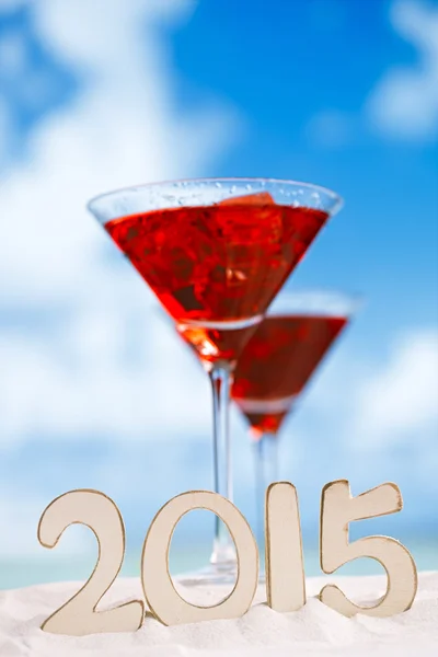 2015 Buchstaben mit rotem Getränk am Strand — Stockfoto
