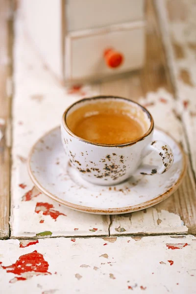 Koffiekop op oude houten tafel — Stockfoto