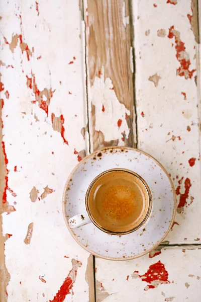 Eski ahşap masa üstünde kahve Kupası Üstten Görünüm — Stok fotoğraf