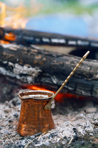 Making coffee in the fireplace — Stock Photo, Image