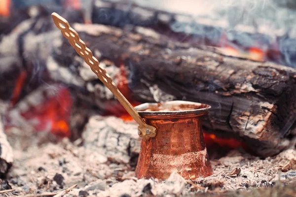 Making coffee in the fireplace — Stock Photo, Image