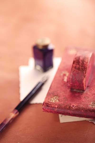 Vintage kırmızı deri mürekkep kurutma kağıdı — Stok fotoğraf
