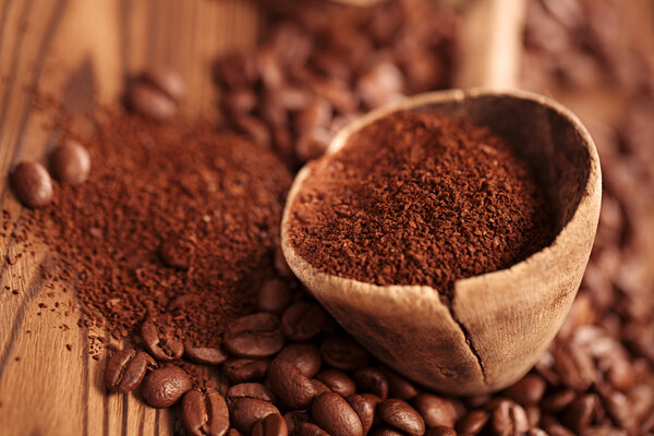 Тертый кофе в ложке
