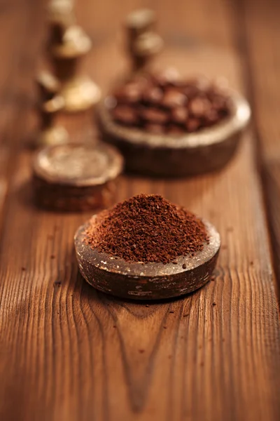 Geraspte koffie in ijzer gewichten — Stockfoto