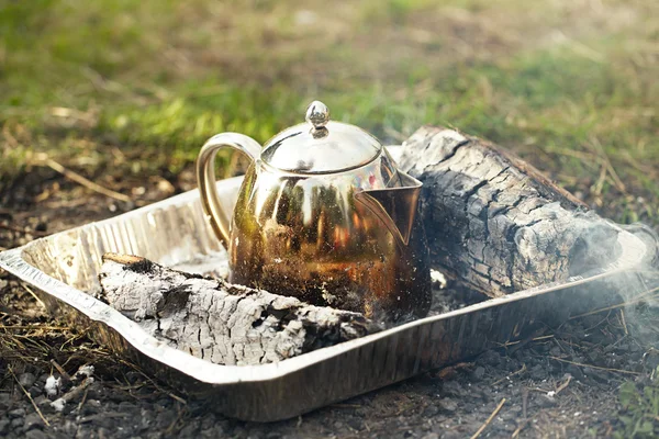 Tee oder Kaffee am Lagerfeuer zubereiten — Stockfoto