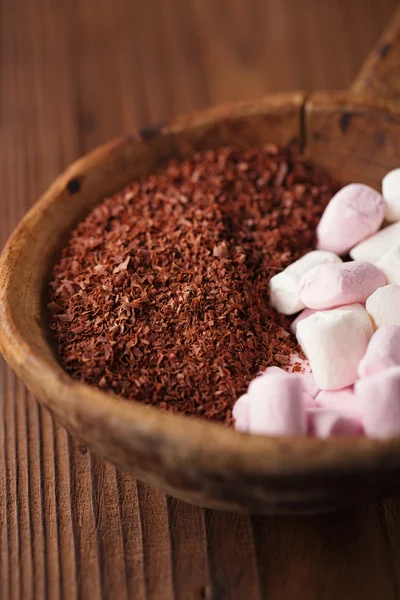 Kaşık ince rendelenmiş çikolata ve şekerleme şekerler — Stok fotoğraf