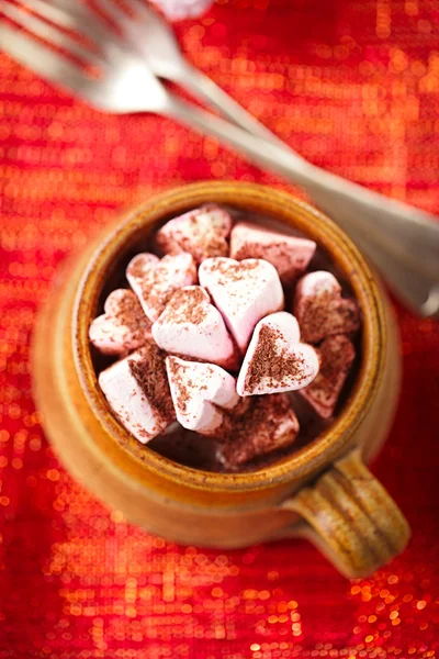 Ročník hrnek horké chocolat na pozadí červené třpytky — Stock fotografie
