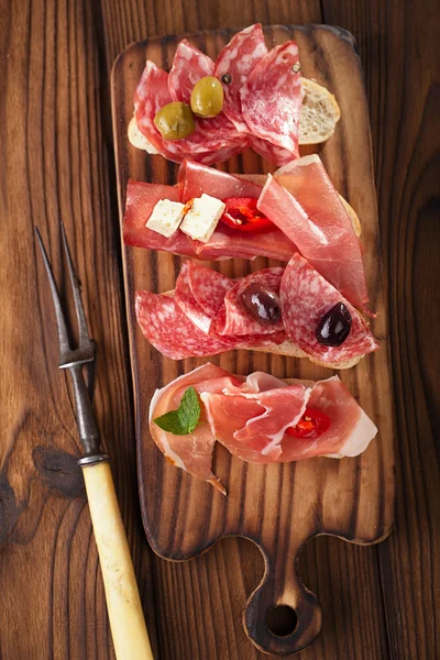 tedavi et, jamon, zeytin, sosis, salam antipasti tabağı