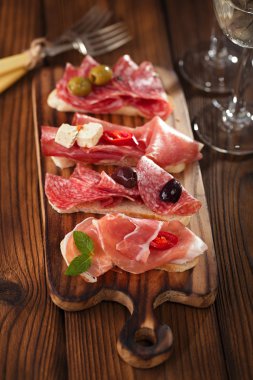 kurutulmuş et jamon sosis ve ciabatta ekmeği