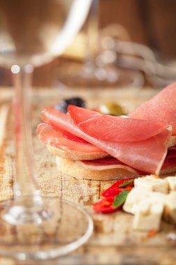 kurutulmuş et jamon sosis ve ciabatta ekmeği