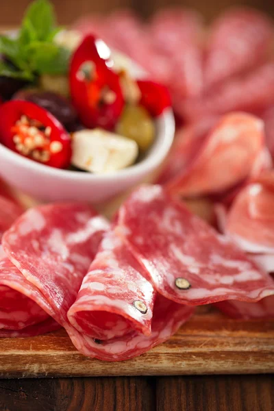 Tedavi et, jamon, zeytin, sosis, salam antipasti tabağı — Stok fotoğraf