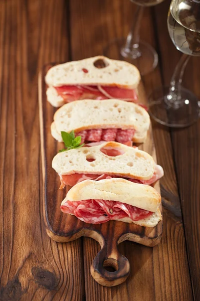 Kurutulmuş et jamon sosis ve ciabatta ekmeği — Stok fotoğraf