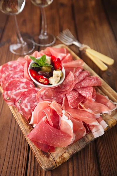 Antipasti Piatto di Salumi, marmellata, olive, salsiccia, salame — Foto Stock