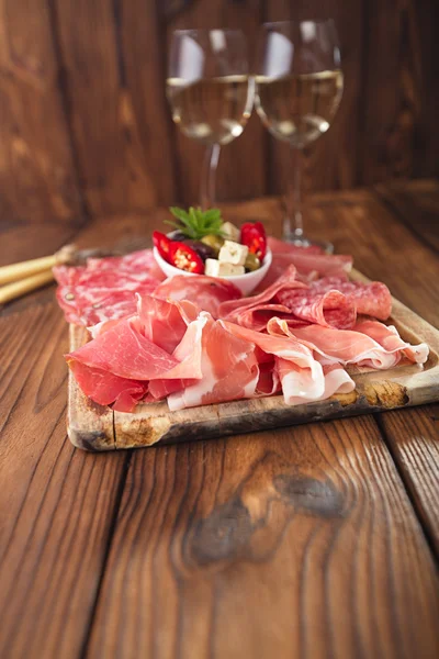 Antipasti-Platte mit gepökeltem Fleisch, Marmelade, Oliven, Wurst, Salam — Stockfoto
