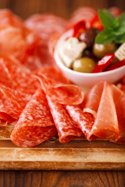 Antipasti talíř uzená masa, jamon, olivy, salám, salam — Stock fotografie