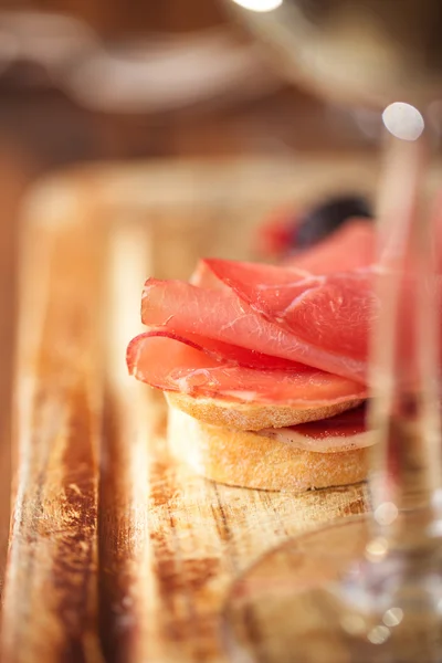 Kurutulmuş et jamon sosis ve ciabatta ekmeği — Stok fotoğraf