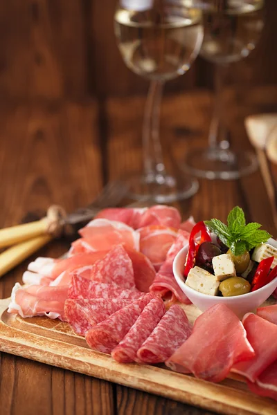 Antipasti tallrik av rökt kött, Jamón, oliver, korv, salam — Stockfoto