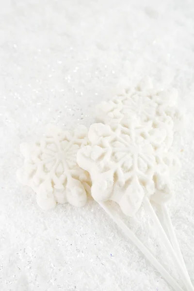 Guimauve lolly flocon de neige sur fond de fête blanc — Photo
