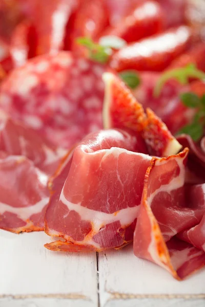 Antipasti-Platte mit gepökeltem Fleisch — Stockfoto