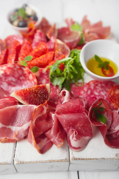 Antipasti-Platte mit gepökeltem Fleisch — Stockfoto